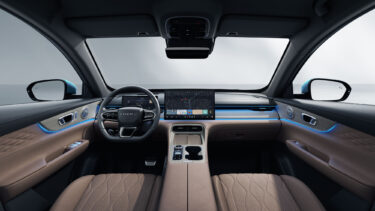 Chery TIGGO 8 PHEV bēšā krāsā