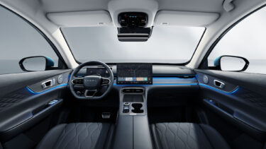 Chery TIGGO 8 PHEV salons melnā krāsā